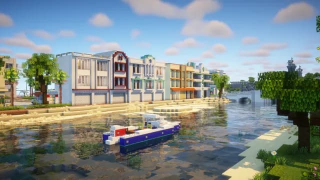 Un bateau bleu et blanc remonte le canal devant la rangée d’immeubles pastel du front de mer