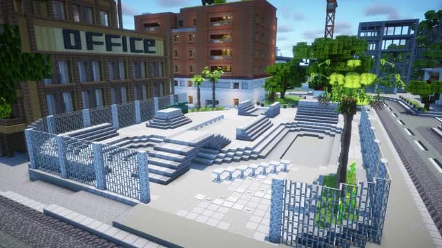 Le skatepark en béton clair du quartier des bureaux, ses courbes et ses volées de marches
